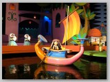 We glide along the international waters and you are very quickly surrounded by dancing dolls, animlas and flowers.